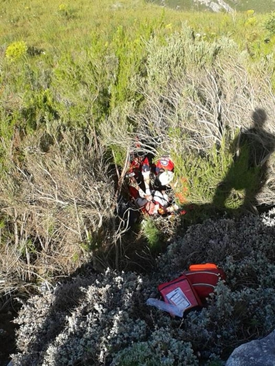 Man oorleef 10m val in berg